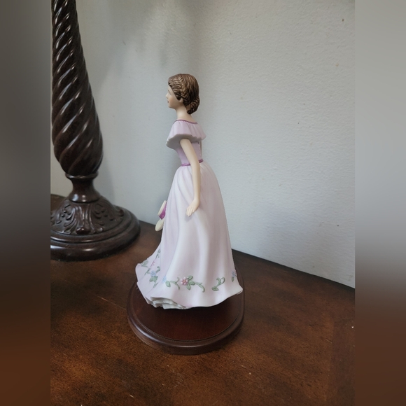 "Virginia Lynn" Figurine - Picture 6 of 6